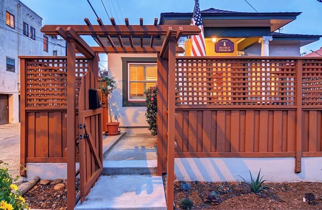 The Hillcrest Bungalow.NO Deposit City Center Location, 15 min to Beaches
