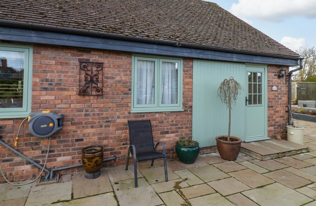 THE HIVE, romantic, with a garden in Colwall, Herefordshire