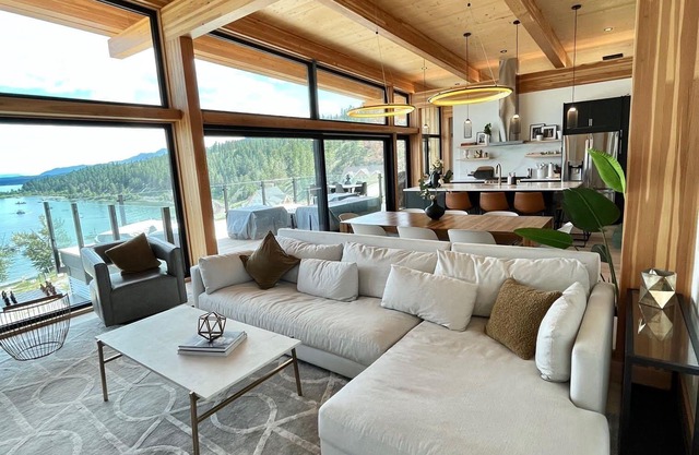 The Holiday House - Spectacular Views - Lakefront - Hot Tub