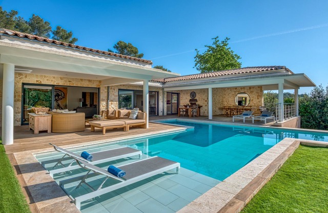 The honey villa near the village of Valbonne