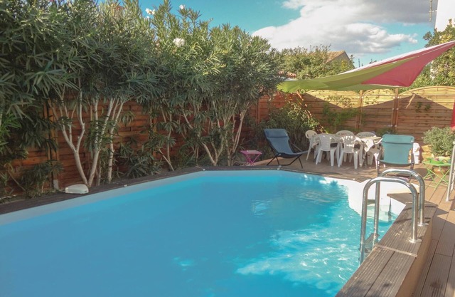The house is modern, bright and has air conditioning.