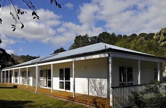 THE HOUSE OF PLENTY, family friendly, with a garden in Onetangi