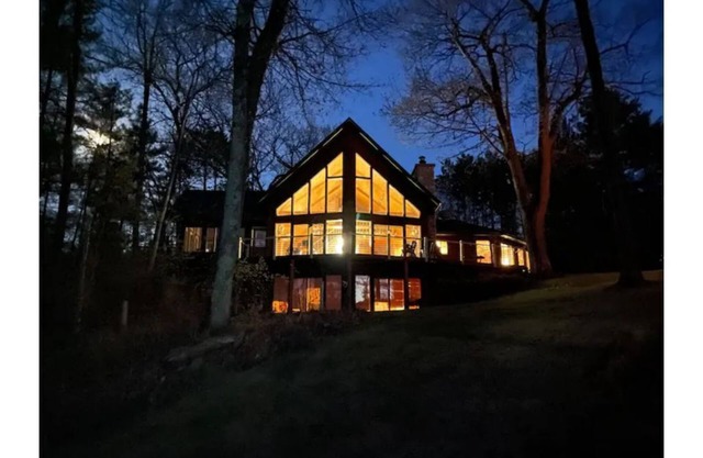 The House on Round - Book for Fall Colors Now! Kayaks Included!