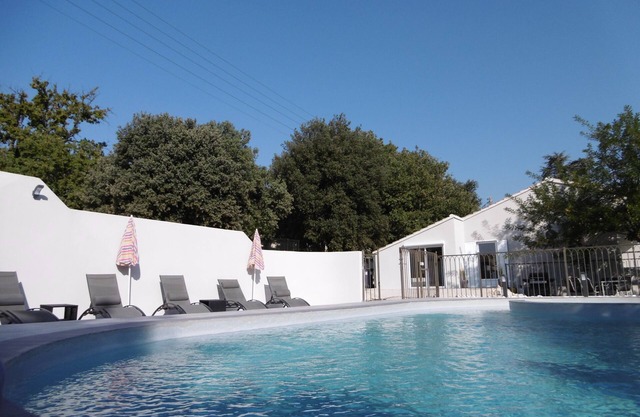 THE HOUSE UNDER THE OAKS WITH CONTEMPORARY DOUBLE POOL