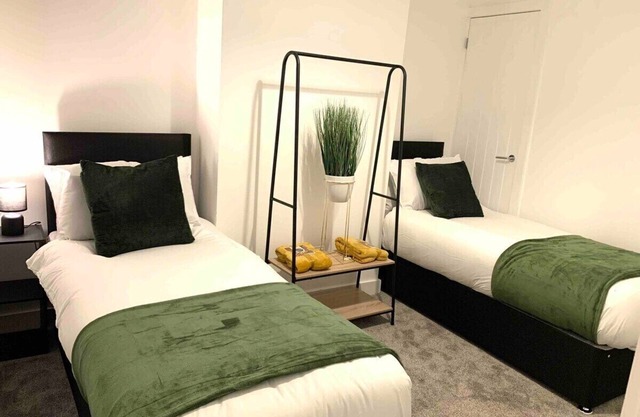 The Hughenden Townhouse | Free Parking | WiFi