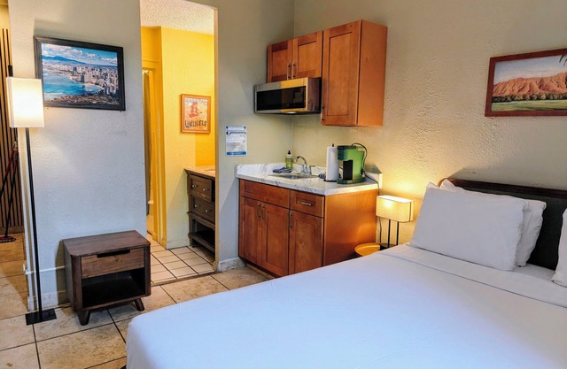 The "Hula’s Hideaway" just 20' to the Bar! Waikiki Grand Hotel® 2nd Floor studio