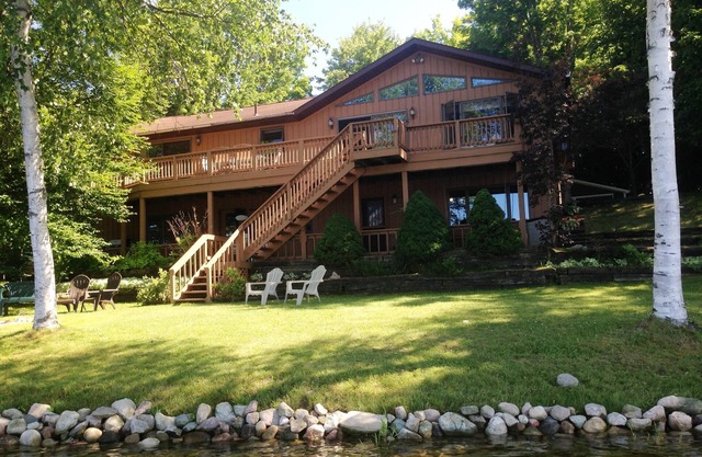 The Hydeaway at Sunrise Lake - large lakefront family vacation home, sleeps 13