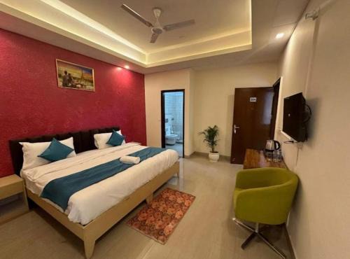 The Indian Hotel 186 Near Medanta Hospital