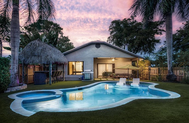 The Jungle House - Designer Pool Home w/Tanning Ledge + Tiki Cabana + Pool Table