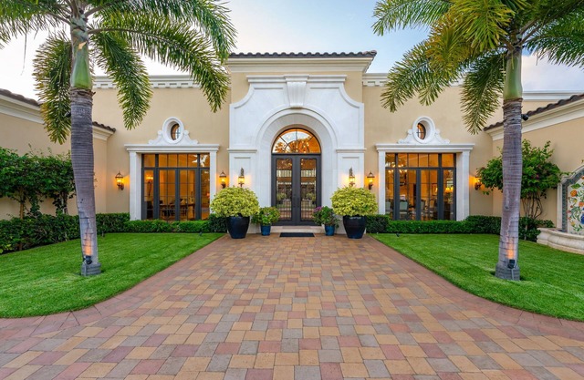 The Kahala Mansion: Luxury Home w/Pool, Golf Stimulator, AC & Beach Access