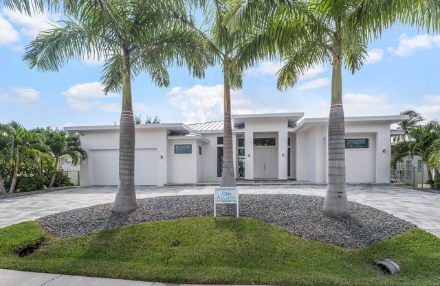 THE LAKE HOUSE - Luxury Modern, Infinity-Pool, Western Exp., Lake Gulf Access,