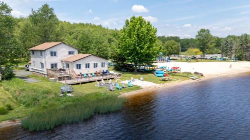The Lake Life by AvantStay Lakefront View Hot Tub