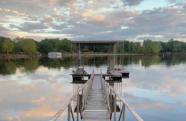 The Lakeside Family Oasis Spacious 5-BD house Pvt dock ramp Monkey Island