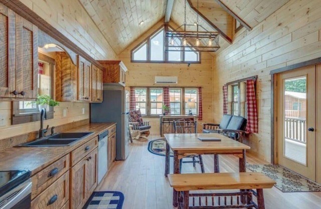 ~The Laramie~ 2-bedroom, 2 bath Log cabin near Charlotte rustic but comfortable