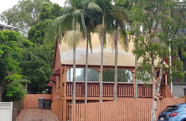 The Leopard Spot @ 43 | walk to Gabba AFL, City, SouthBank | FREE NBN WiFi