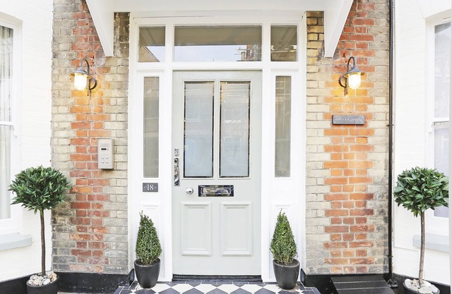 The Lighthouse - luxury hotel style, central apartment with fantastic sea views