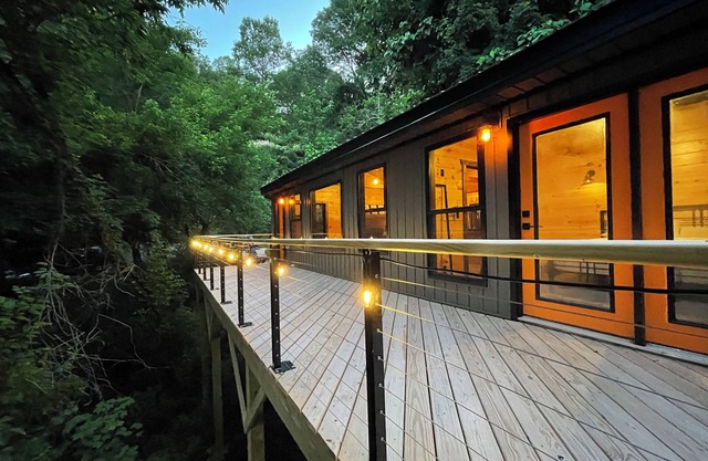 The Little Lake House @ Center Hill Lake Cozy 2-bedroom cabin super fast wi-fi