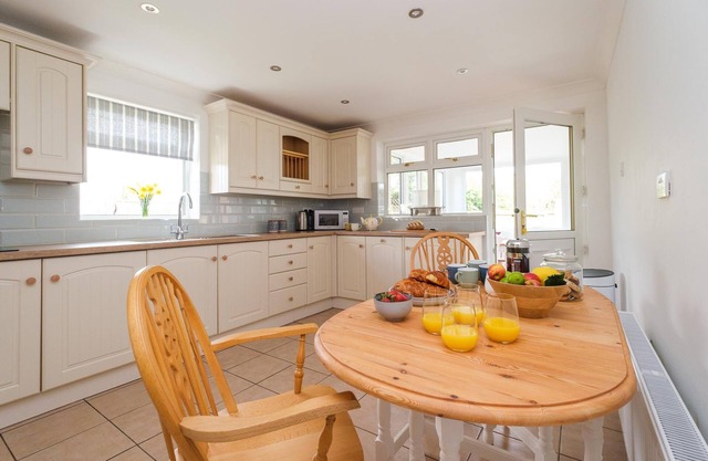 The Lodge, Aldringham - sleeps 4 guests in 2 bedrooms