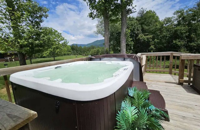 The Lodge at Coker Creek 2 nnMountain View-Hot Tub! NEW LISTING!