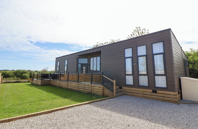 THE LODGE @ RACECOURSE HOUSE, family friendly in Holywell