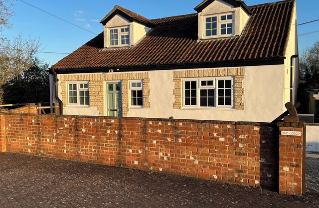 The Lodge, South Cotswolds, contemporary rural home, Spa Pool, views, parking