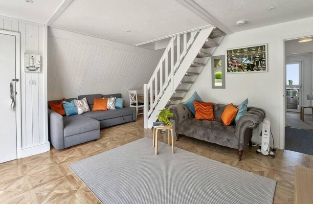 The Lookout, sunny beach retreat, sleeps 5 guests