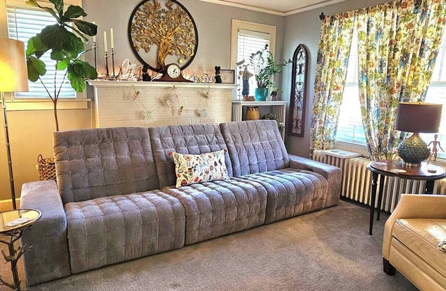 The Loriann , A Boutique Stay in a 1940's Home. New Sleep Number Bed!