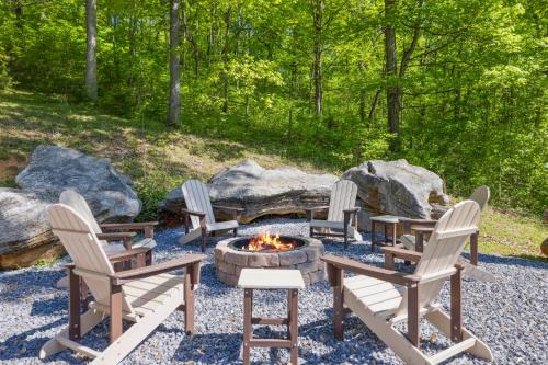 The "Lost Horse" Cabin - Secluded - Pet-Friendly - One Level - Massive Yard