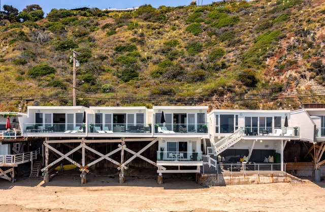 The Malibu 5 - Buyout - 5 Beachfront units w pvt balcony, parking, beach access