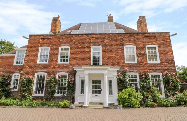 THE MANOR HOUSE, pet friendly, with hot tub in Scarborough