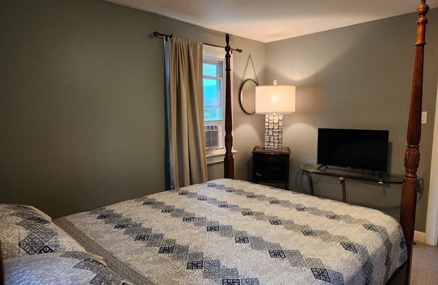 "The Maple", a charming Niagara B&B room, near Crystal Beach and Niagara Falls