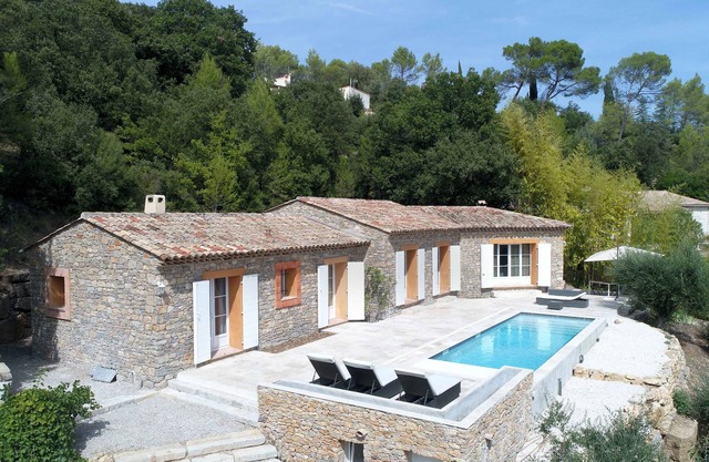 The Mas des Oliviers, in the heart of Provence vineyards .