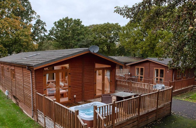 The Meadows - Hot Tub Country Lodge