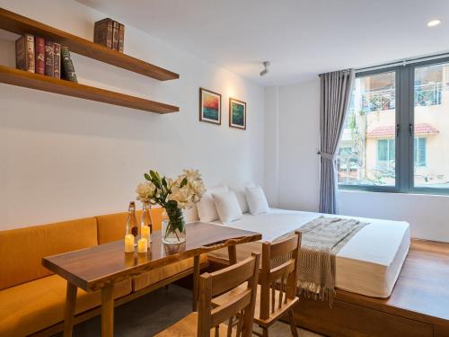 The Midnight Lotus Saigon-Urban Retreat with Private Balcony-Free Laundry
