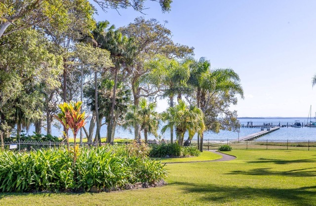 The Moorings 22, 4 Cromarty Rd - stunning townhouse with water views