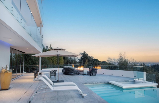 THE MULLHOLAND HIDEAWAY