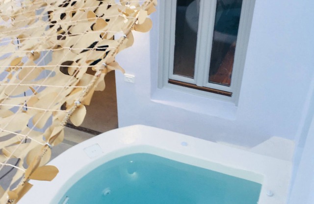 The Muse Of Santorini - Hot Tub Suites