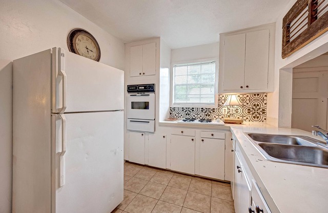 The Nero—2BR garage apartment Pet Friendly with private backyard. NO PARTIES!