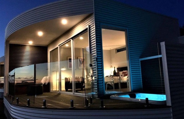 The Nest- Luxury Pod w King bed + private spa
