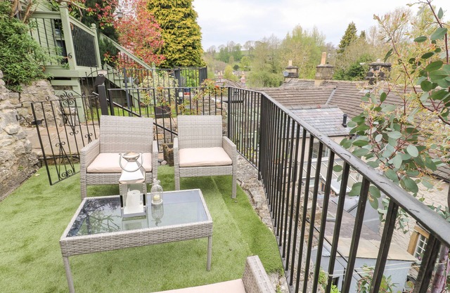 THE NESTLING - 5 VICTORIA COTTAGES, with a garden in Bakewell