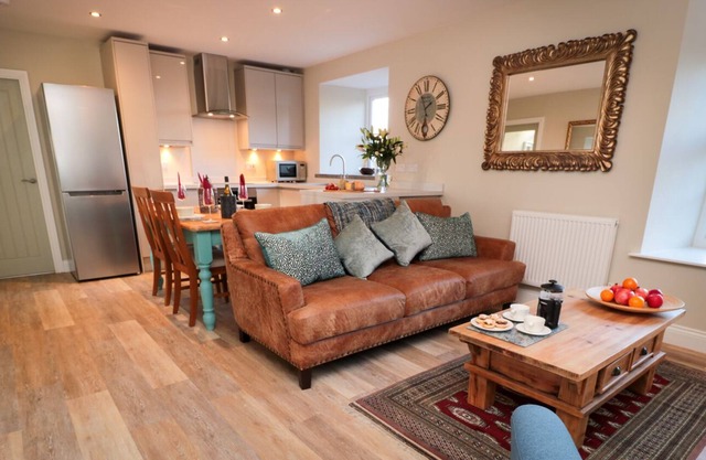 THE NOOK, pet friendly, luxury holiday cottage in Fenwick