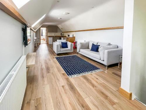 The Oaks - Uk33998