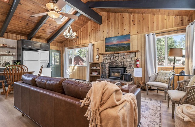 The Oasis Chalet - Walking Distance To The Village, The Lake, And Alpine Slide! 2 Bedroom Chalet