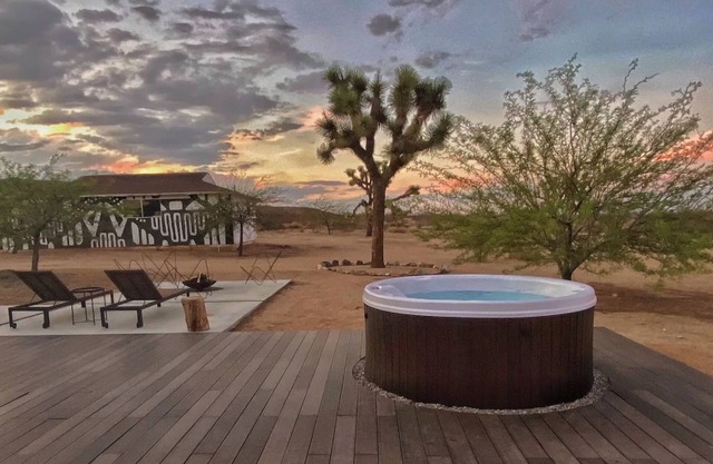 The Ocotillo-Secluded Stargazing, Hot Tub, Art Gallery, Hiking + Stunning Views!