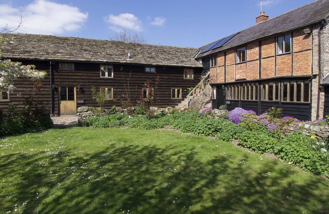 THE OLD BARN, pet friendly, character holiday cottage in Eardisley
