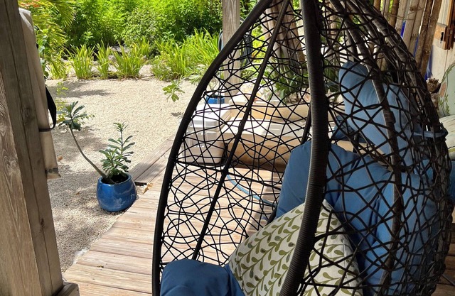 The Old Beach House.n2 bedroom, 2 bath, apartment, set in quiet neighbourhood.