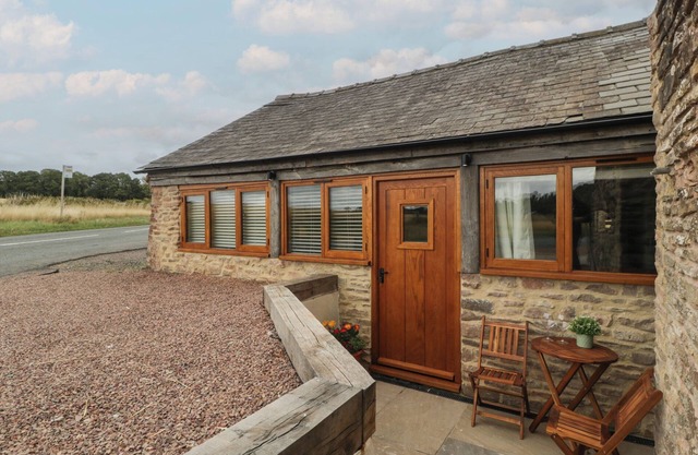 THE OLD CART SHED, romantic, character holiday cottage in Gorsley