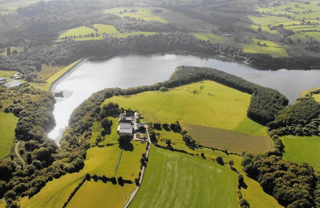 The Old Cartshed - AWARD WINNING Eco conversion ,sleeps 10, Peak District views SC