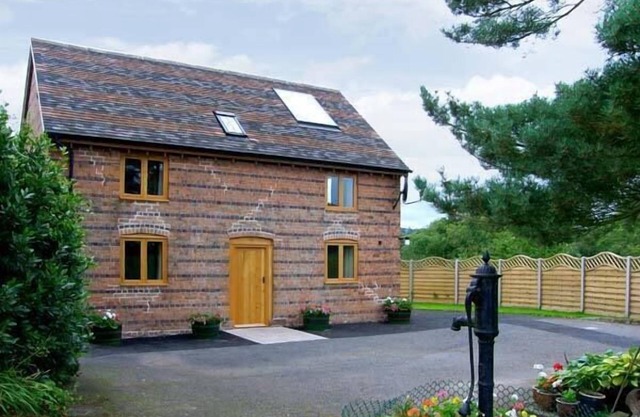 THE OLD CIDER MILL, family friendly, with a garden in Caynham
