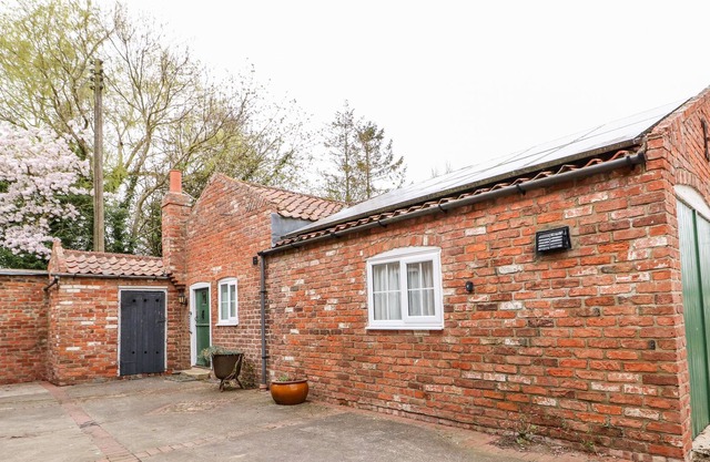 THE OLD FARM COTTAGE, pet friendly, with a garden in Louth